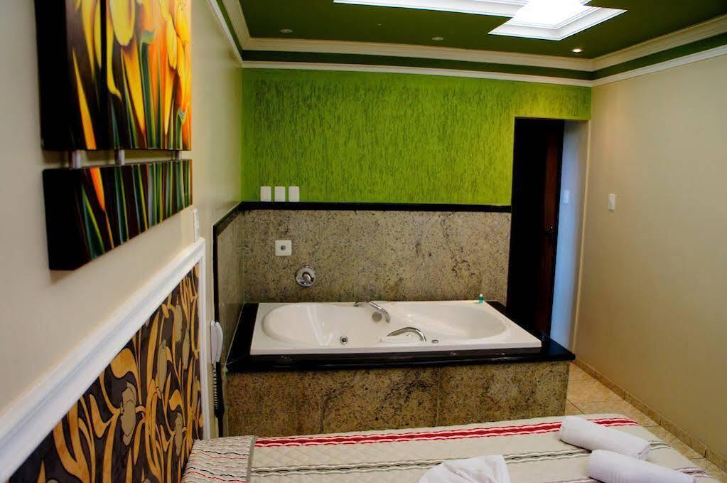 Ouro Hotel Vespasiano Bagian luar foto