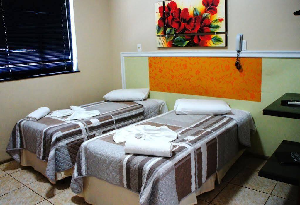 Ouro Hotel Vespasiano Bagian luar foto