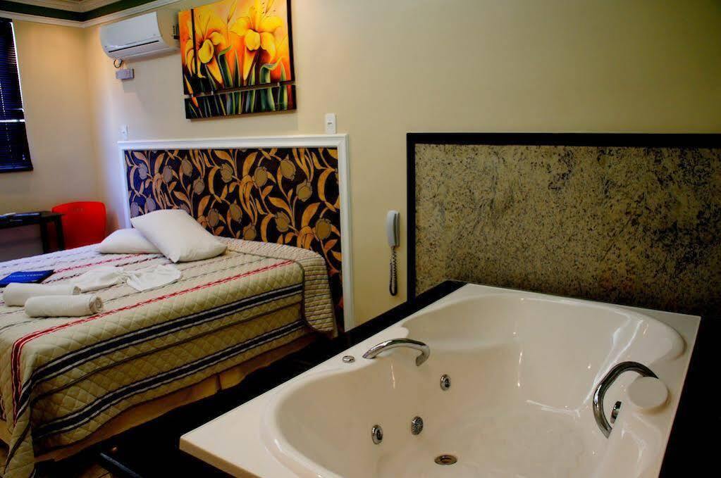 Ouro Hotel Vespasiano Bagian luar foto
